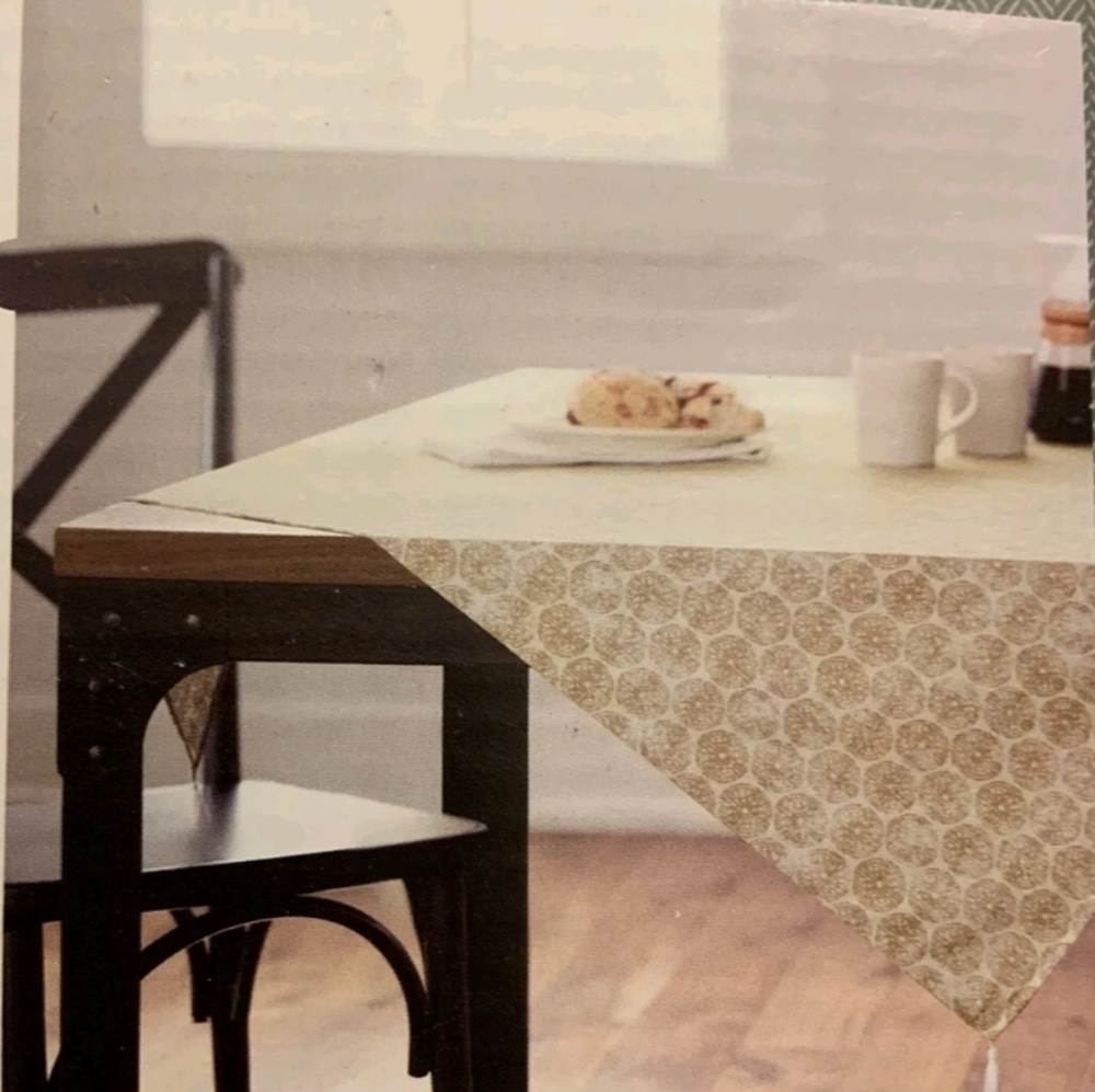 NWOT linen blend Threshold square table‎ throw 50" x 50"
